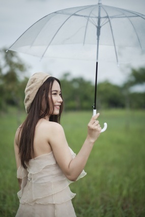 打伞美女